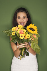 Junge Frau mit Blumenstrauß, Porträt - RDF00766