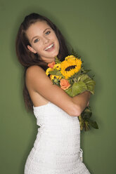 Junge Frau mit Blumenstrauß, Porträt - RDF00765