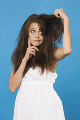 junge Frau, die sich die Haare rauft, Porträt - RDF00753