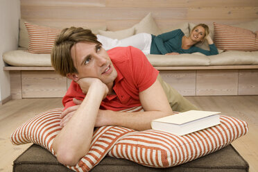 Junges Paar entspannt sich im Wohnzimmer, Porträt - WESTF08002