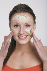 Junge Frau beim Auftragen einer Gurken-Gesichtsmaske - RDF00884