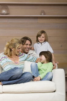 Familie auf dem Sofa sitzend, lächelnd, Porträt - WESTF08118