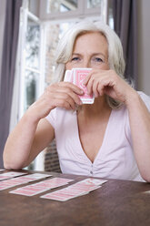 Senior woman playing Solitaire, portrait - WESTF08219