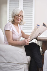 Ältere Frau mit Zeitung in der Hand, Porträt - WESTF08208