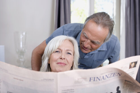 Ältere Frau hält eine Zeitung, dahinter älterer Mann, Porträt - WESTF08201