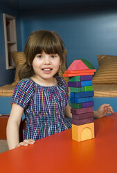 Girl (6-7) playing with building blocks, portrait - WESTF08157