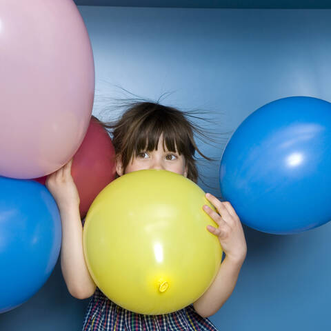 Mädchen (6-7) mit Luftballons, Porträt, lizenzfreies Stockfoto