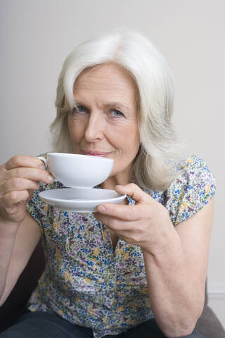 Ältere Frau trinkt Kaffee, Porträt, lizenzfreies Stockfoto