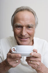Älterer Mann mit Tasse Kaffee, Porträt - WESTF08370