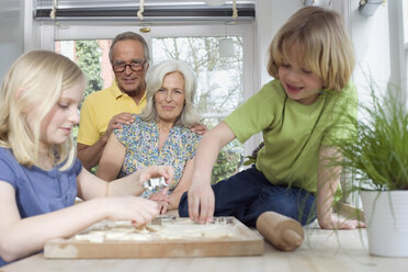 Großeltern und Enkelkinder (8-9) in der Küche, Porträt - WESTF08312