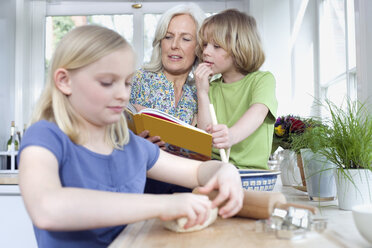 Grandmother and Grandchildren (8-9) in the kitchen - WESTF08306