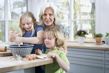 Großmutter und Enkelkinder (8-9) in der Küche - WESTF08302