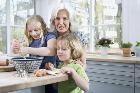 Großmutter und Enkelkinder (8-9) in der Küche - WESTF08302