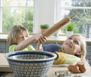 Children (8-9) in the kitchen - WESTF08301