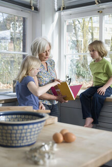 Großmutter und Enkelkinder (8-9) in der Küche - WESTF08298