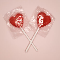 Red heart-shaped lollipops, elevated view - MUF00451