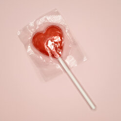 Red heart-shaped lollipop, elevated view - MUF00450