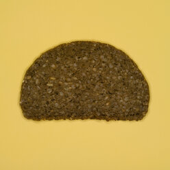 Scheibe Roggenvollkornbrot, gehobene Ansicht - MUF00425