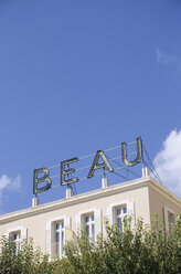 Frankreich, Côtes d'Azur, Werbung für ein Hotel - MUF00390