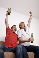 Fußballfans sehen sich ein Fußballspiel im Fernsehen an - GAF00024