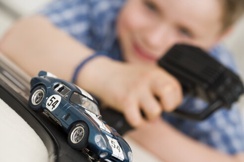 Junge (7-9) spielt mit Spielzeugautos - HKF00251