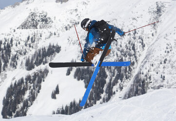 Austria, Axamer Lizum, Man skiing - MRF01090