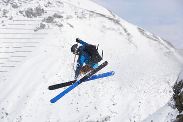 Austria, Axamer Lizum, Man skiing - MRF01089