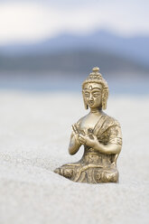 Buddha-Figur auf Sand, Nahaufnahme - JRF00027