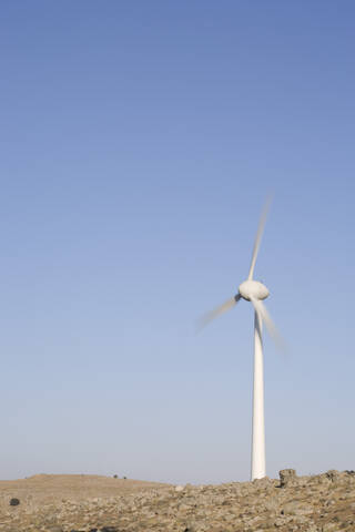 Windrad in der Landschaft, lizenzfreies Stockfoto