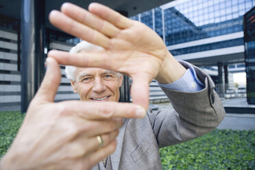 Deutschland, Baden Württemberg, Stuttgart, älterer Mann, mit einer Hand über der anderen gestikulierend, Porträt - WEST08454