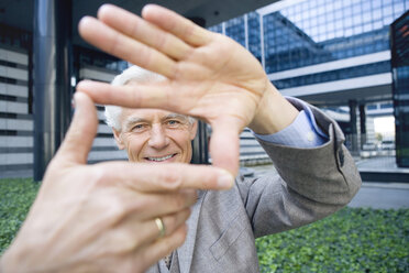 Germany, Baden Württemberg, Stuttgart, senior man, gesturing with one hand above the other, portrait - WEST08454