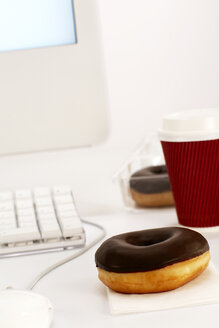 Donut auf dem Bürotisch - CHKF00926