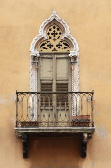 Italien, Balkon eines Gebäudes - 00431LR-U