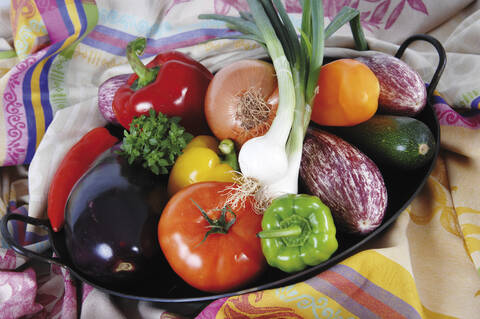 Verschiedene Gemüsesorten in der Bratpfanne, lizenzfreies Stockfoto