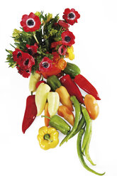 Blumenstrauß und verschiedene Paprika, Blick von oben - 00426LR-U