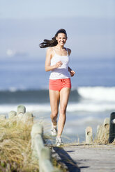 Junge Frau beim Joggen - ABF00316