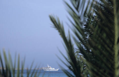 Italien, Sardinien, Yacht auf dem Meer, lizenzfreies Stockfoto