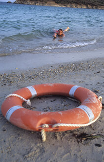 Italien, Sardinien, Tuaredda, Frau im Meer winkt um Hilfe - LFF00124