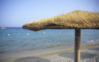 Italien, Sardinien, Sonnenschirm am Strand - LFF00117