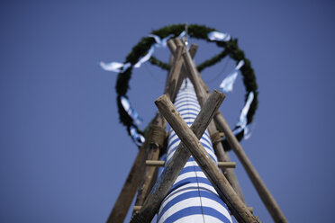 Deutschland, Bayern, Penzberg, Maibaum, Tiefblick - TCF00851