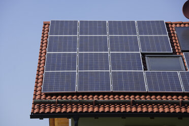 Deutschland, Bayern, Schäflarn, Dach eines mit Solarzellen bedeckten Hauses - TCF00842