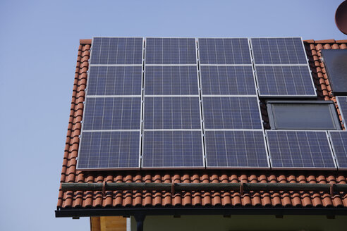 Germany, Bavaria, Schäflarn, Roof of a house covered with solar cells - TCF00842