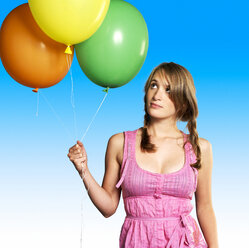 Teenager-Mädchen (16-17) hält einen Strauß Luftballons, Porträt - JLF00303