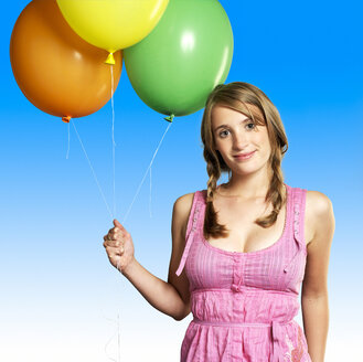 Teenager-Mädchen (16-17) hält einen Strauß Luftballons, lächelnd, Porträt - JLF00302