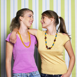 Zwei Mädchen im Teenageralter (16-17) umarmen sich, Porträt - JLF00291