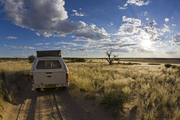 Afrika, Botswana, Fahrzeug auf der Strecke - FOF00740