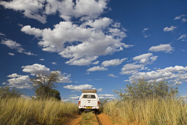 Afrika, Botswana, Fahrzeug auf der Strecke - FOF00738