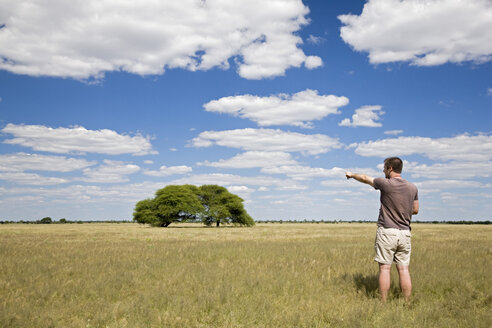 Afrika, Botswana, Tourist beim Betrachten der Landschaft - FOF00722