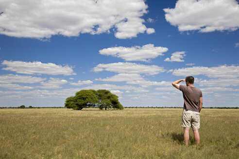 Afrika, Botswana, Tourist beim Betrachten der Landschaft - FOF00721