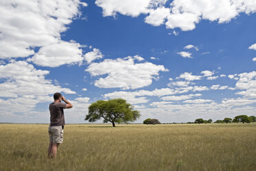 Afrika, Botswana, Tourist beim Betrachten der Landschaft - FOF00694